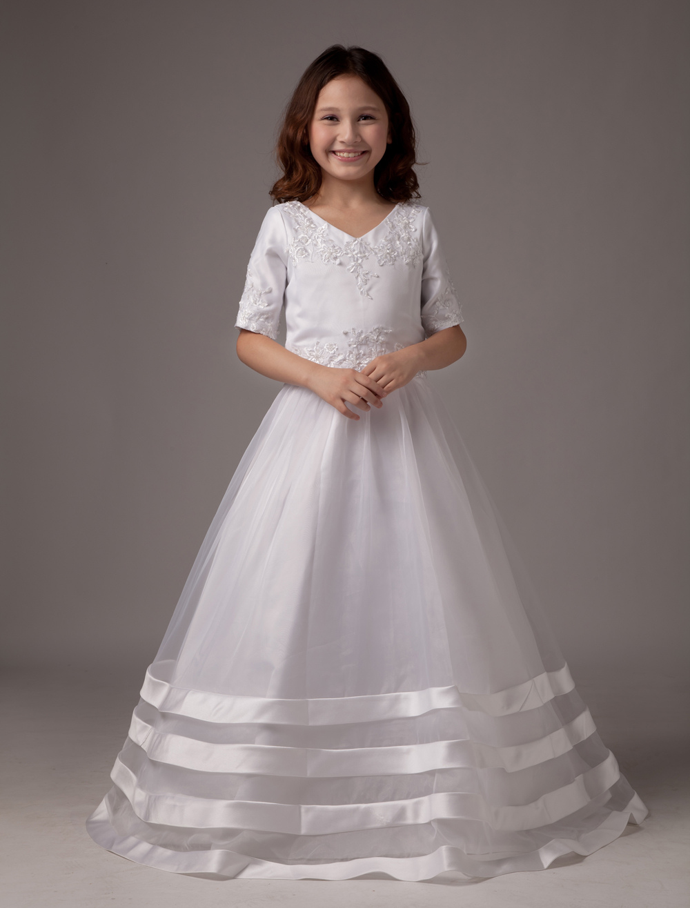 Robe de communion princesse en satin col V avec broderie