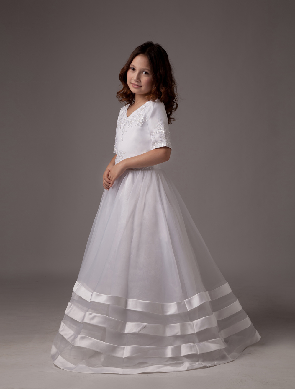 Robe de communion princesse en satin col V avec broderie