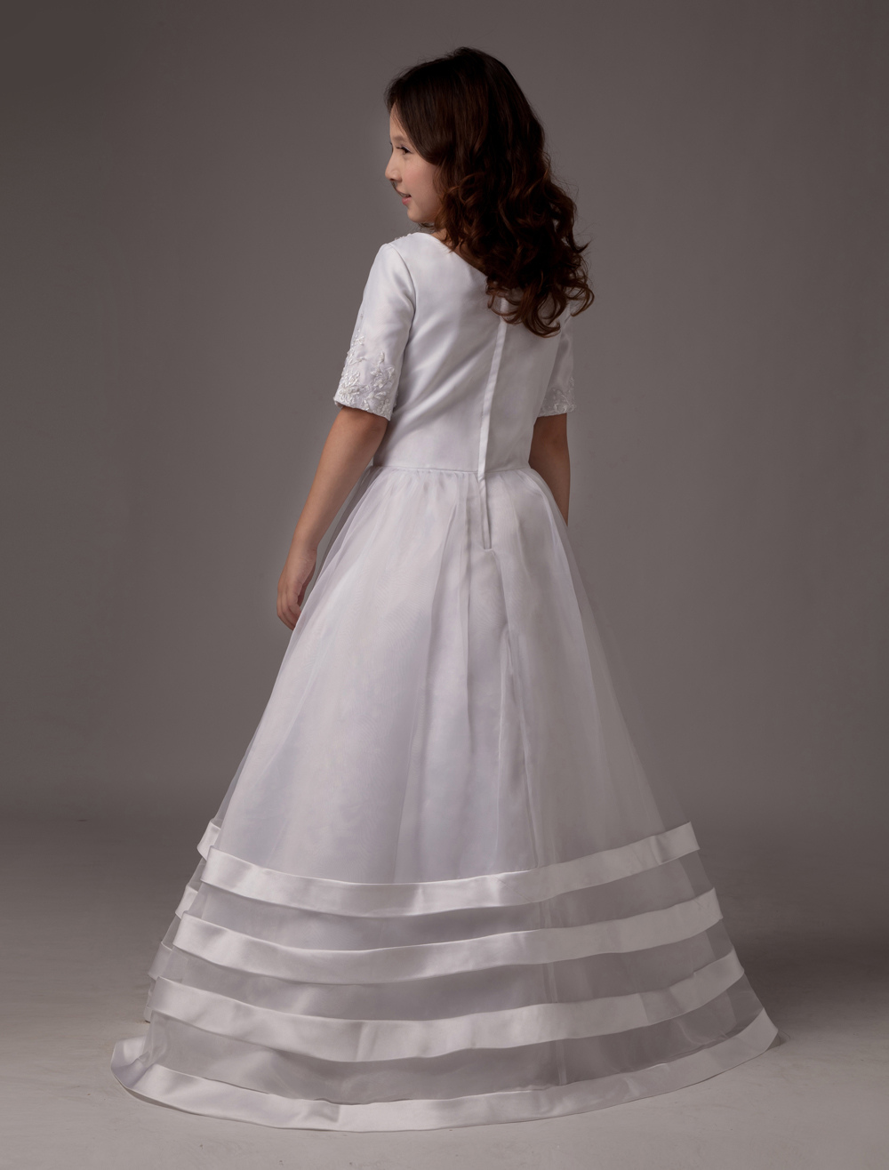 Robe de communion princesse en satin col V avec broderie