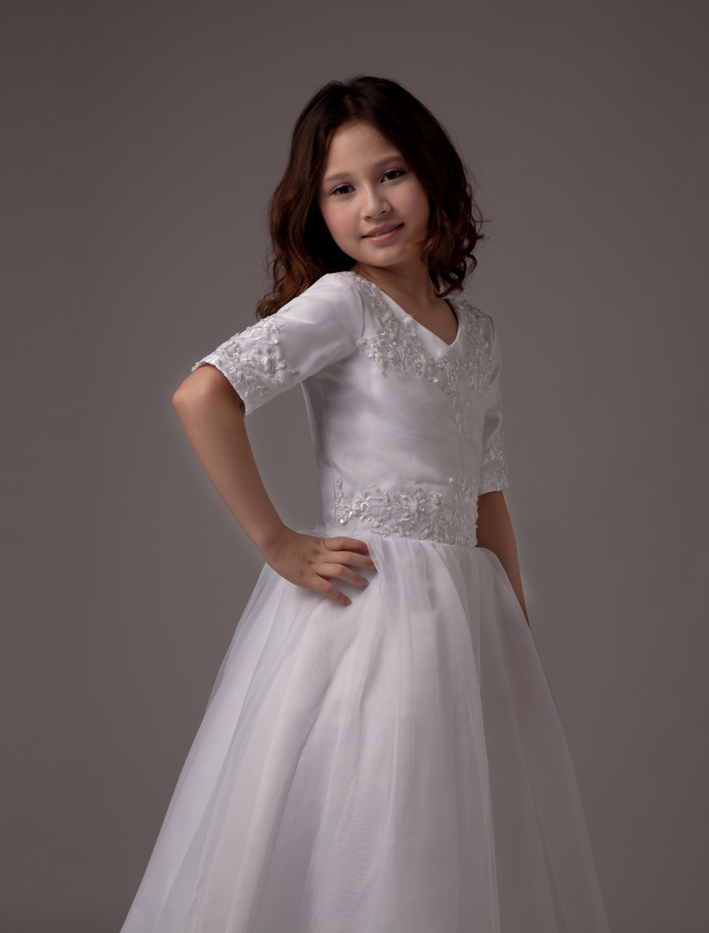 Robe de communion princesse en satin col V avec broderie