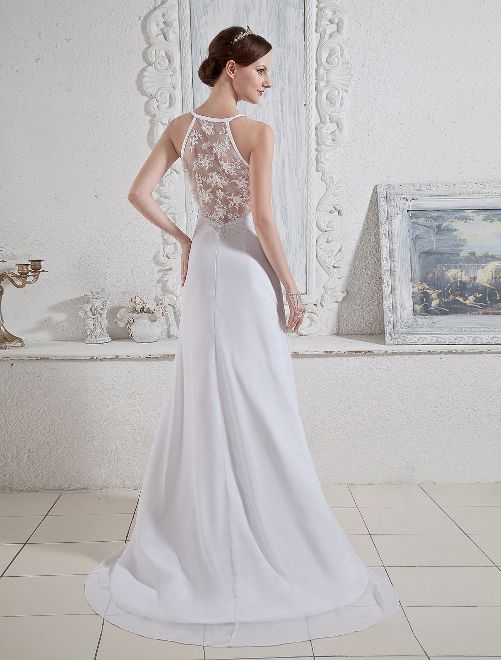Robe de mariée blanche à licou de V-col et de ceinture haute en satin