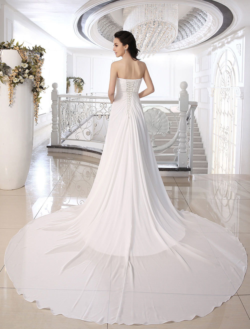Robe de mariée ivoire avec applique bustier à traîne