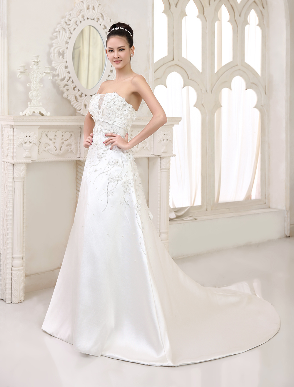 Robe de mariée A-ligne en satin ivoire avec fleur encolure bustier ...