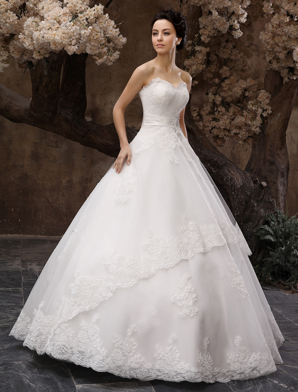 Floor-Length White Bridal Ball Gown Lace Wedding Dress with Sweetheart ...