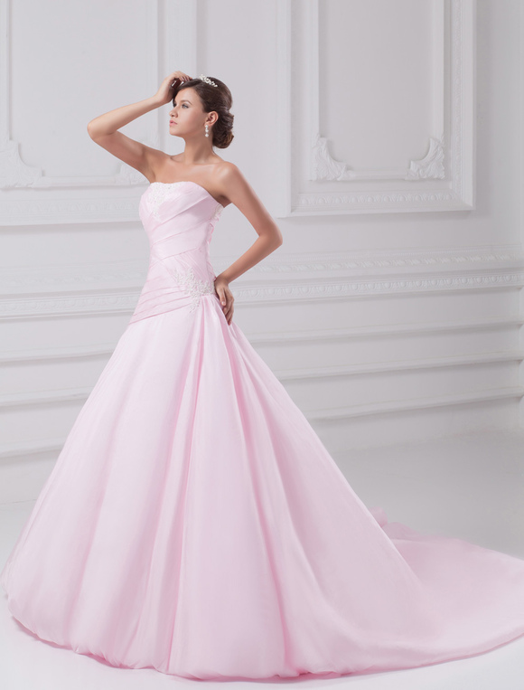 vestido de novia de color rosa de tafetán sin tirantes de estilo