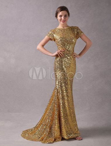 vestido dourado com lantejoula