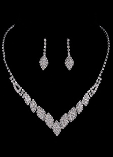 Set de joyería plateado con traje estilo moderno