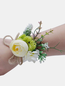 花嫁介添人の結婚式の手首の花