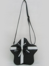 Bolsa lolita com alça transversal de PVC com laço em forma de flor