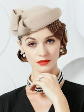 As mulheres retros do chapéu de lãs iluminam o tampão marrom com os acessórios do traje do vintage do véu