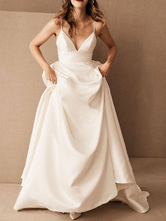 Robe de mariée simple blanche en tissu de satin col V à btretelle à traîne courte