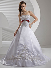 ホワイト結婚式ドレス　ストラップレス　サッシ　ブライダルドレス　刺繍　ビーズ　サテン　ウェディングドレス　トレーン付き