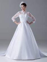 Vestido de noiva linha-A em cetim e renda de manga comprida com cauda e detalhe de faixa na cintura