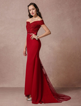 Красное длинное вечернее платье с открытой спиной и русалкой с открытыми плечами