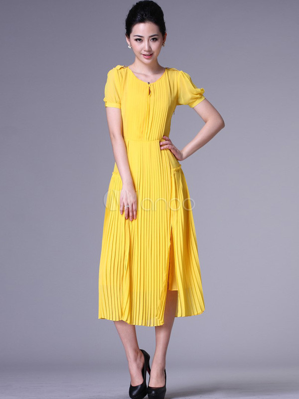vestido plissado amarelo
