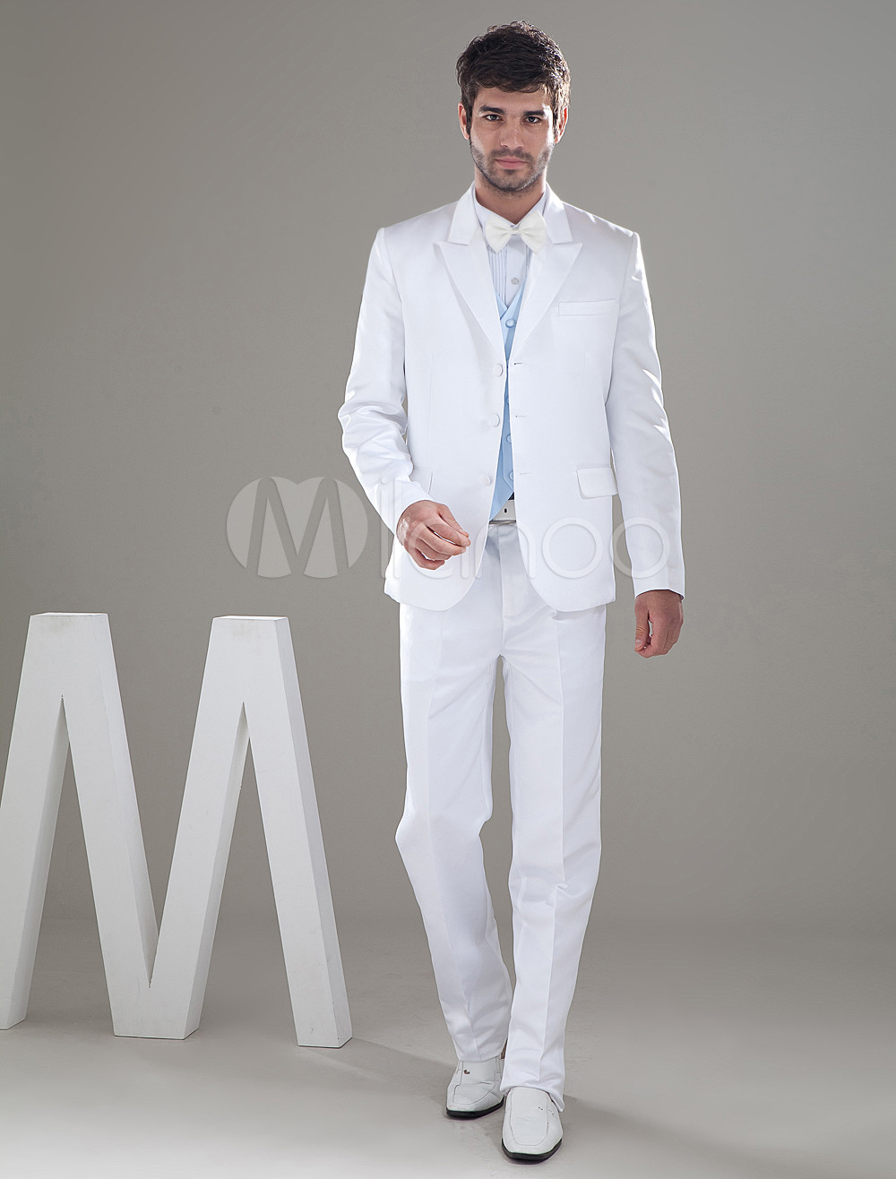 Белая рубашка белые брюки жилетка. Классический белый костюм тройка. Белый костюм с белым галстуком. Одежда костюм белый свадьба. Часы к свадебному костюму