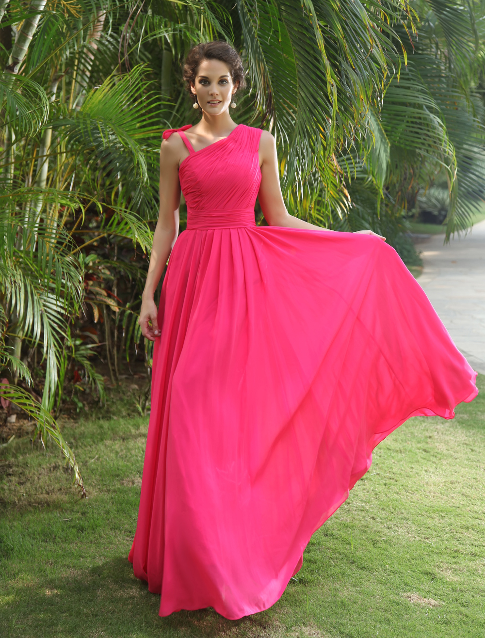 Vestido de chiffon con cuello halter y abertura en forma de