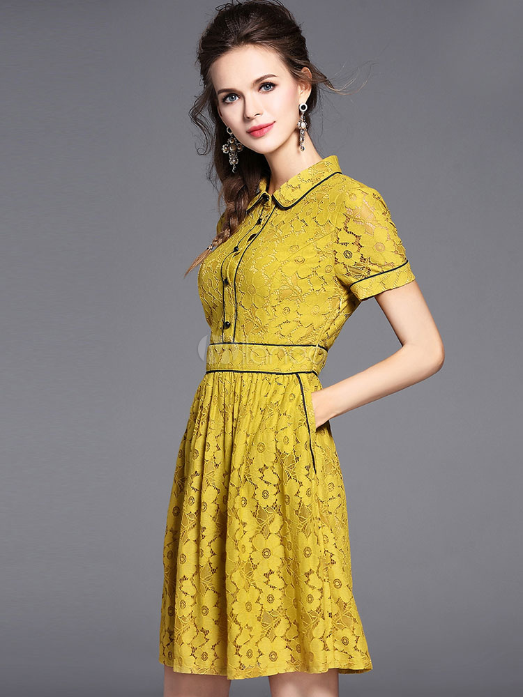 Robe d'été jaune en coton jacquard avec bouton col à ...