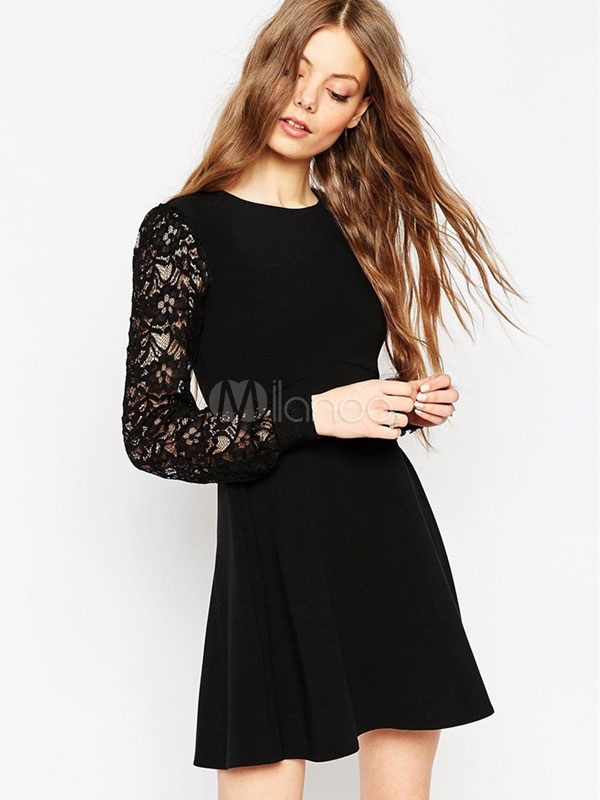Короткое черное платье с кружевом