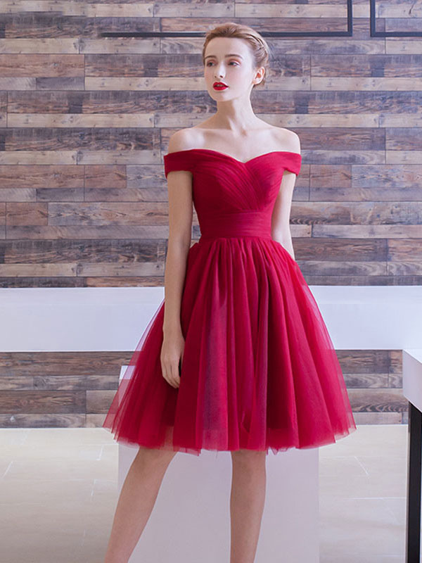 Robe de bal bordeaux en tulle hors de l'épaule laçage sur dos longueur au genou