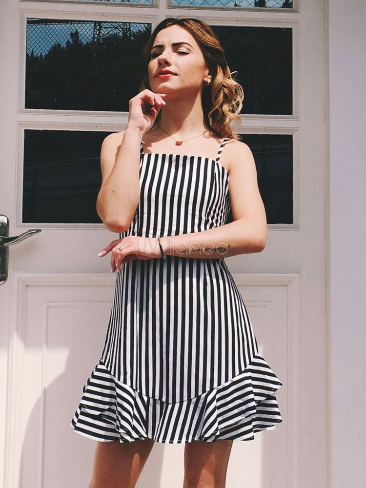 Sommerkleid Mit Goldknopf Rüschen Goldknopf-Kleid Mit Rüschen & Plissee – Schaukel-Schnitt Für Sommer & Feiern Party Switch