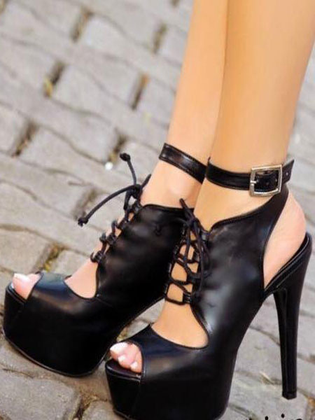scarpe nere con tacco e cinturino