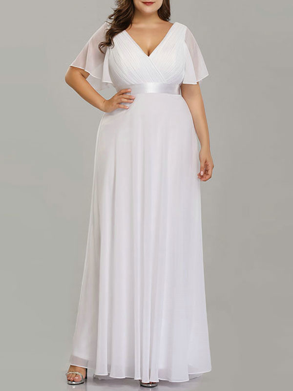 Nagy méretben is kapható menyasszonyi ruha nem csak fehérben (A Ft ár tájékoztató jellegű)