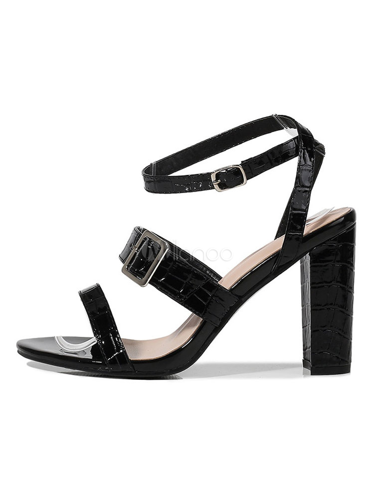 sapato preto aberto na frente