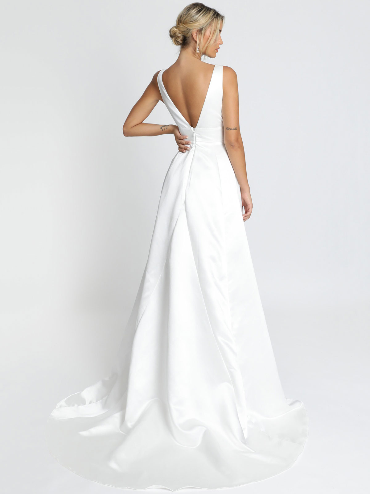 White Simple Wedding Dress Satin Fabric V Neck Sleeveless Backless A Line Bridal Dresses