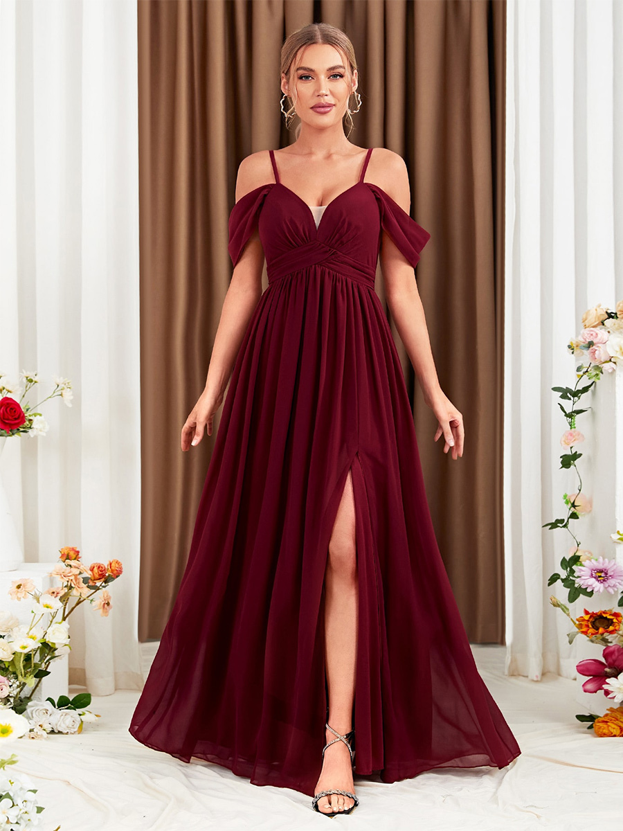 Image of Abito lungo in chiffon bordeaux con spalle scoperte e spacco alto maxi abiti da ballo