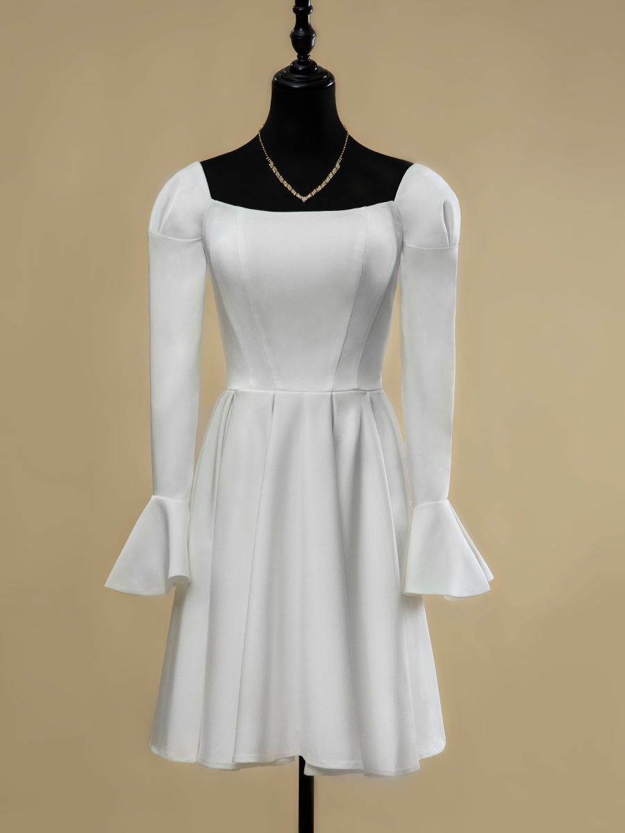 Robe de mariée courte à col carré et manches longues en coupe trapèze