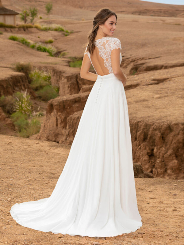 Robe de mariée bohème en dentelle avec traîne taille naturelle dos nu manches courtes col en V blanche