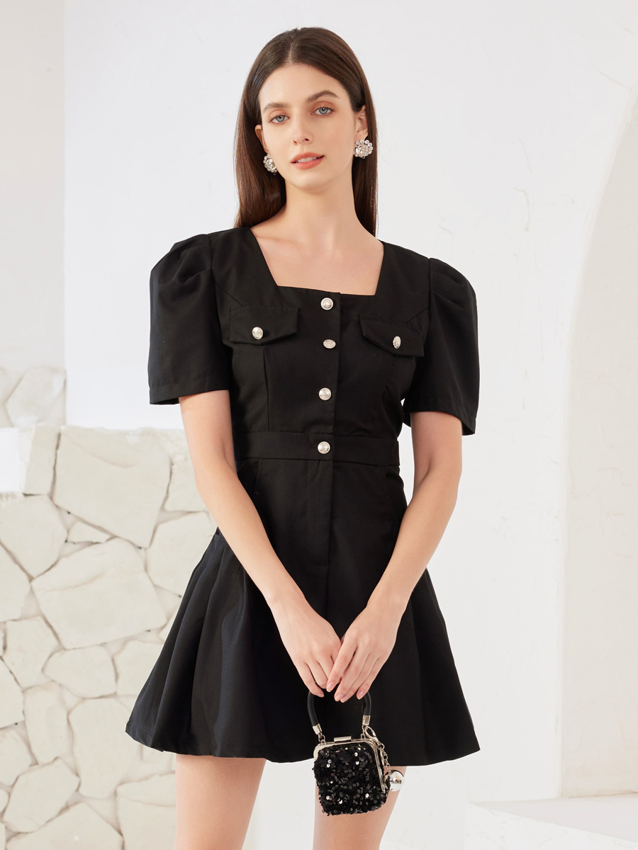 Robe patineuse noire à col carré et manches courtes mini robe plissée pour femme 2025