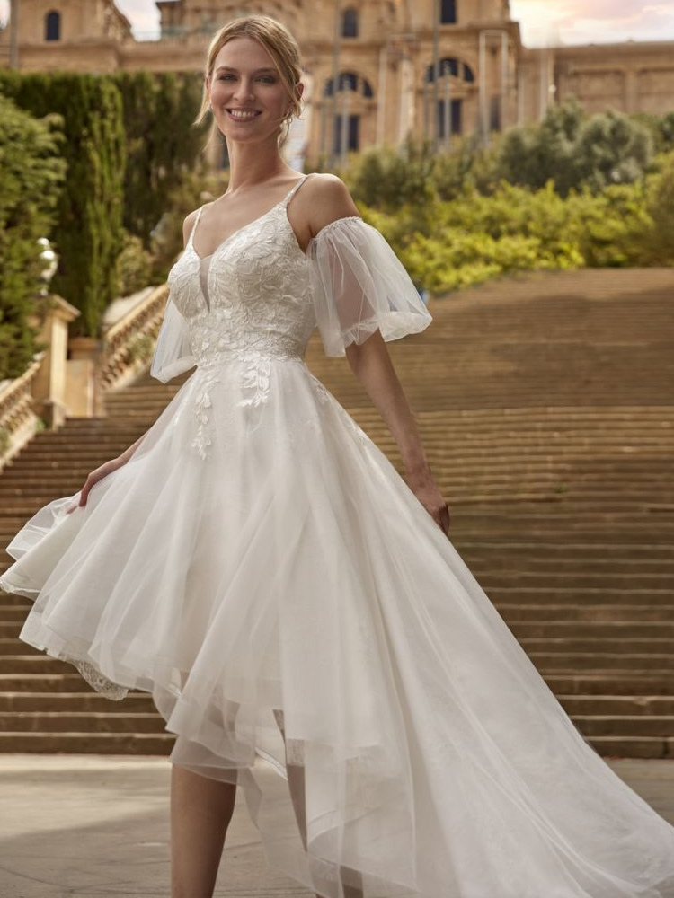 Robe de mariée courte col en V manches courtes coupe trapèze longueur genou