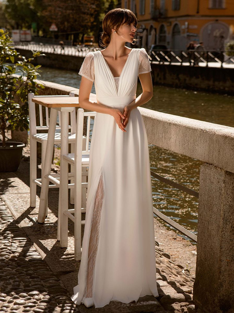 Robe de mariée bohème en dentelle fendue sur le devant coupe trapèze longueur au sol taille naturelle fermeture éclair manches courtes col en V ivoire