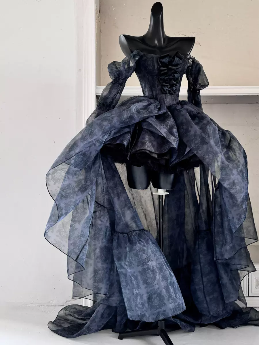 Abiti da Lolita in stile gotico con maniche staccabili fiocchi a strati neri e strascico Abiti da Lolita in stile gotico con maniche staccabili fiocchi a strati neri e strascico