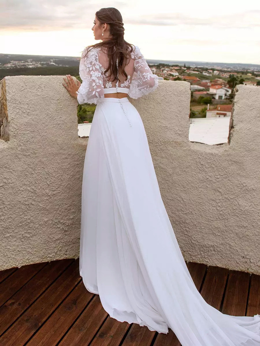 Robe de mariée deux pièces en mousseline de soie et dentelle avec col bijou et traîne robe de mariée à boutons fonctionnels et manches longues longueur 40 cm ivoire