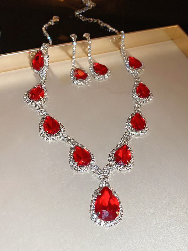 Ensemble rétro vintage victorien orné de strass rouges : collier et boucles d'oreilles.