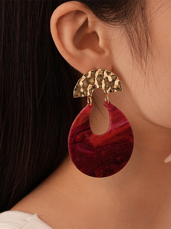 Boucles d'oreilles rouges en plastique pour adultes style vintage géométrique idéales pour les vacances.