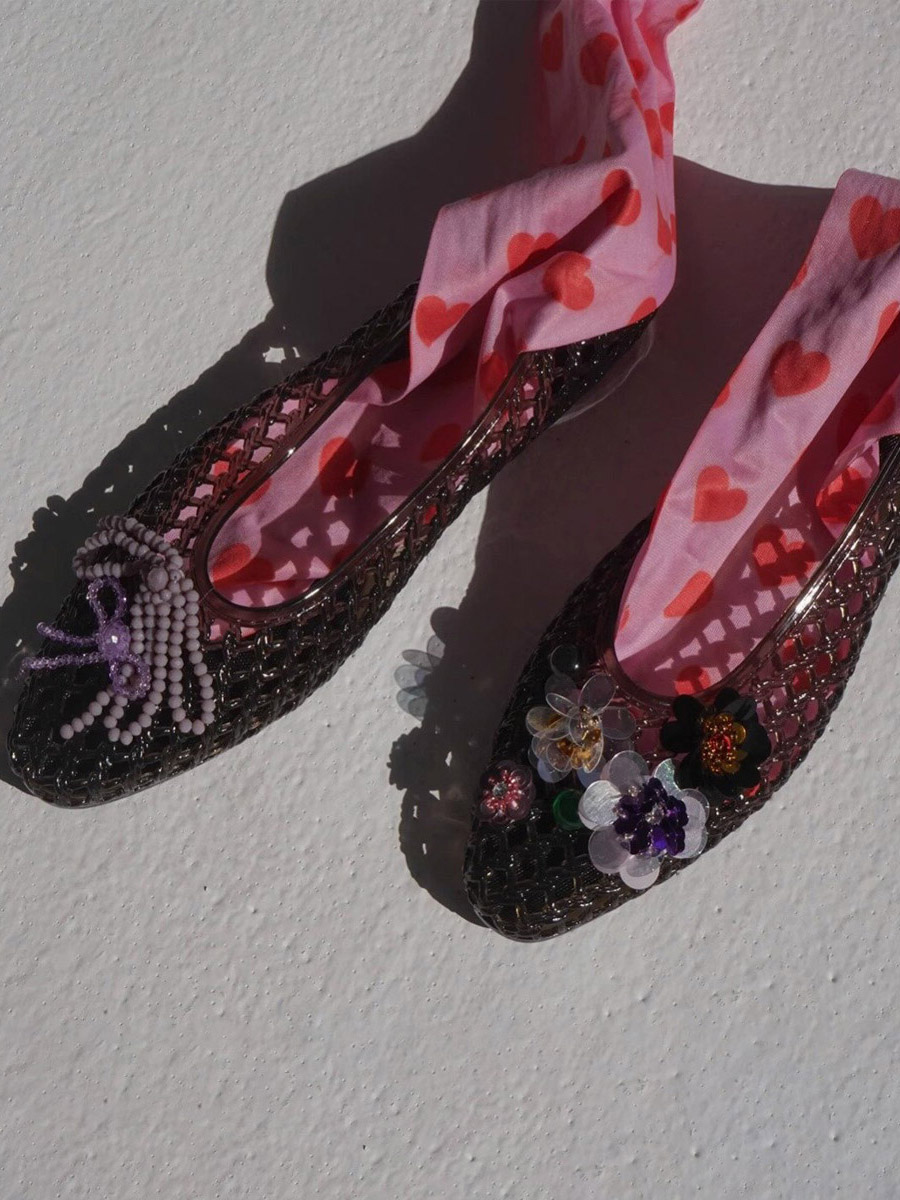 Sandales plates d'été pour femmes en PVC à bout rond et découpes.