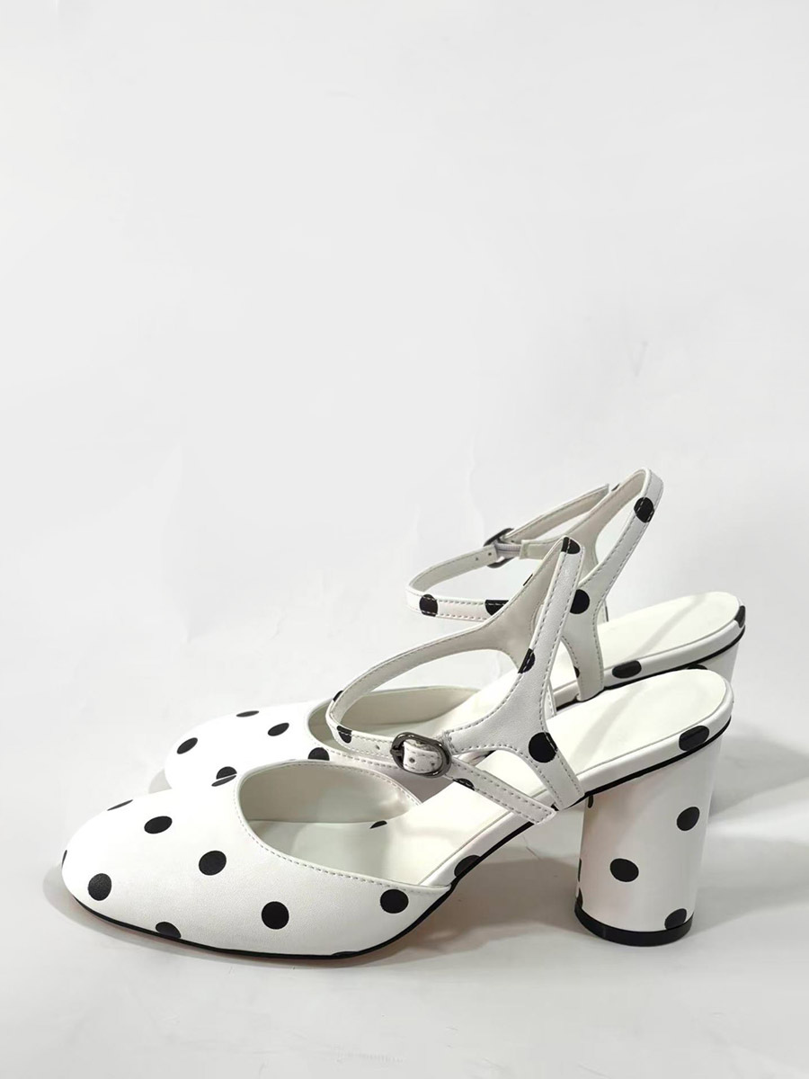 Escarpins blancs vintage à bout rond et à talons carrés à pois