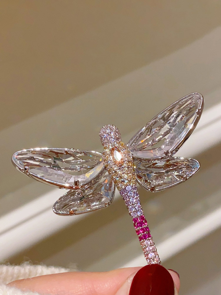Broche libellule à aile transparente brillante ornée de strass roses multicolores