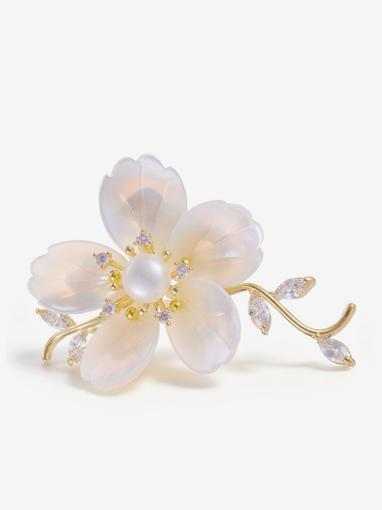 Broche branche de fleur en nacre blanche plaquée or et ornée de zirconiums cubiques
