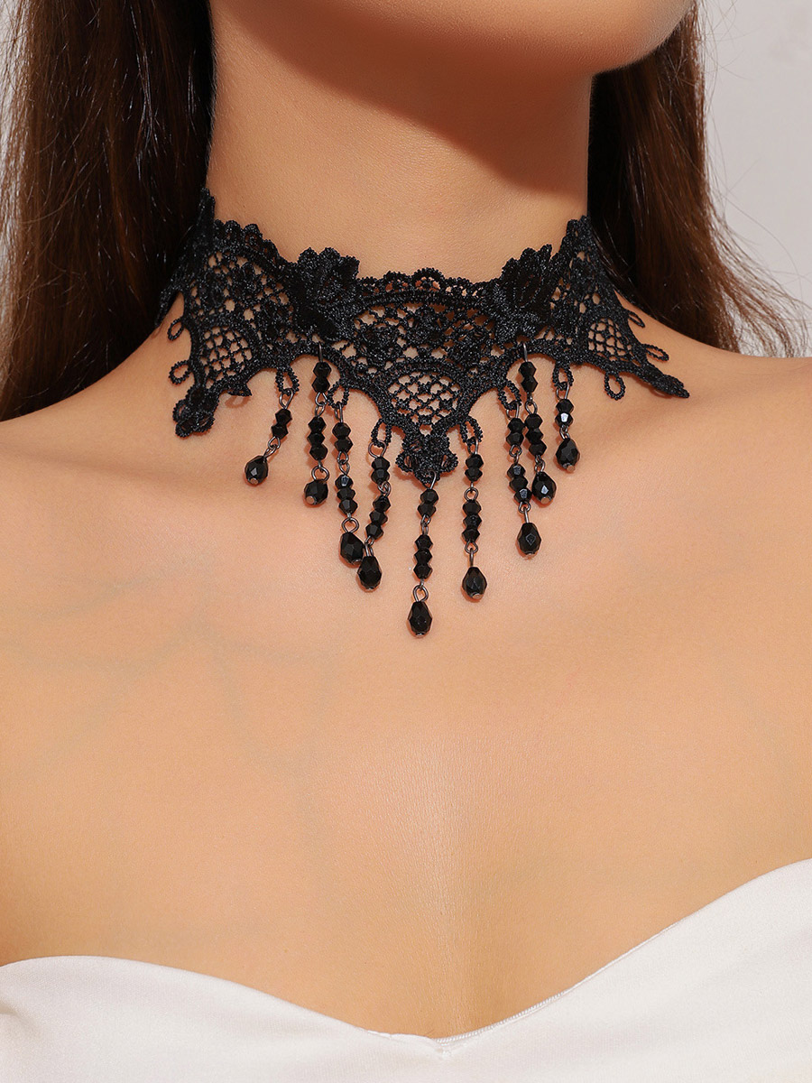 ras-de-cou vintage en dentelle festonnée plusieurs rangs pendentif à pompon en cristal noir style gothique affirmé.