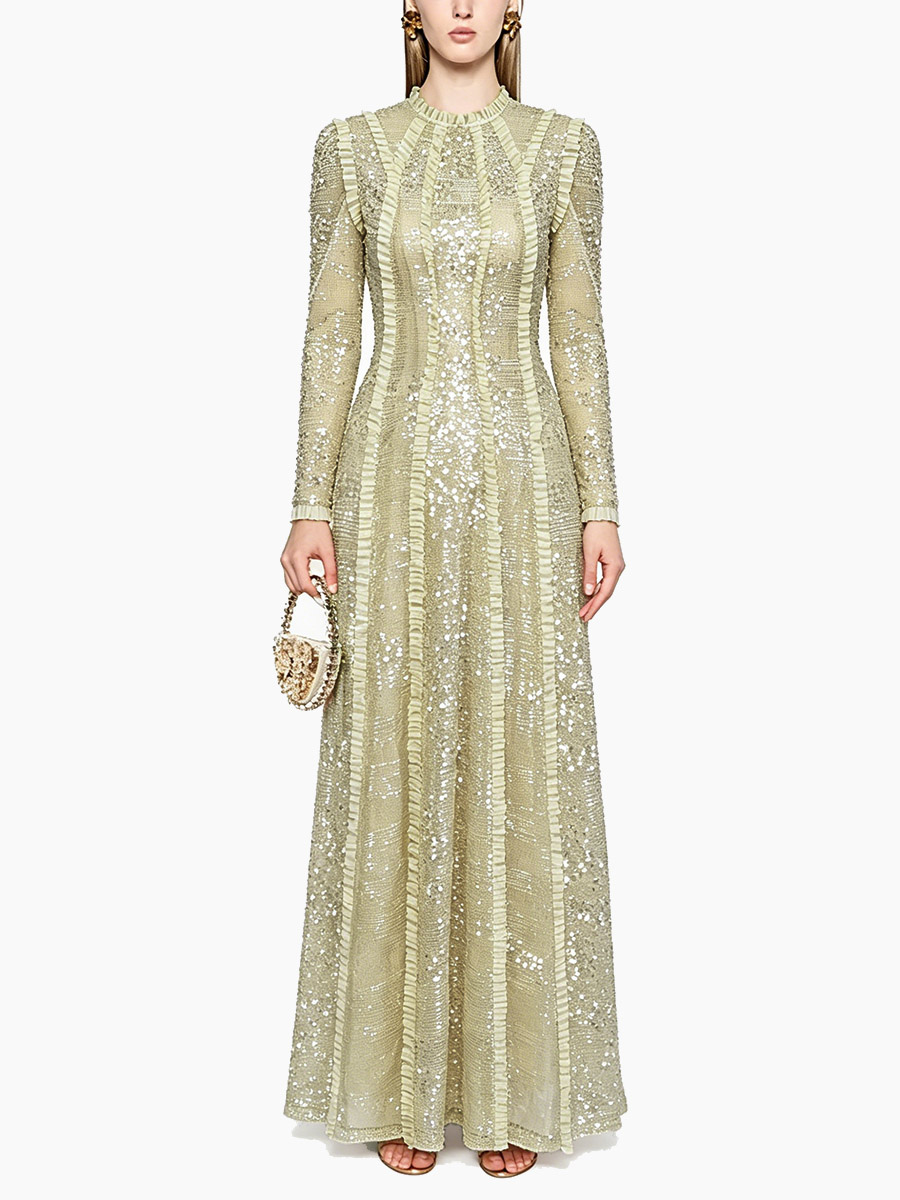 Robe de soirée longue champagne à col montant et sequins manches longues élégante et semi-formelle.