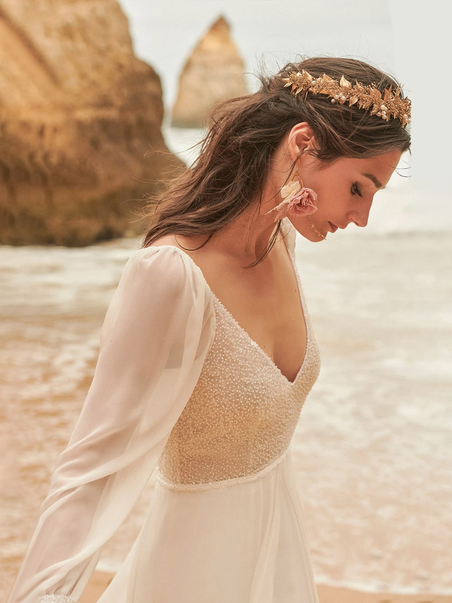 Robe de mariée bohème en mousseline col en V manches longues ornée de perles coupe trapèze