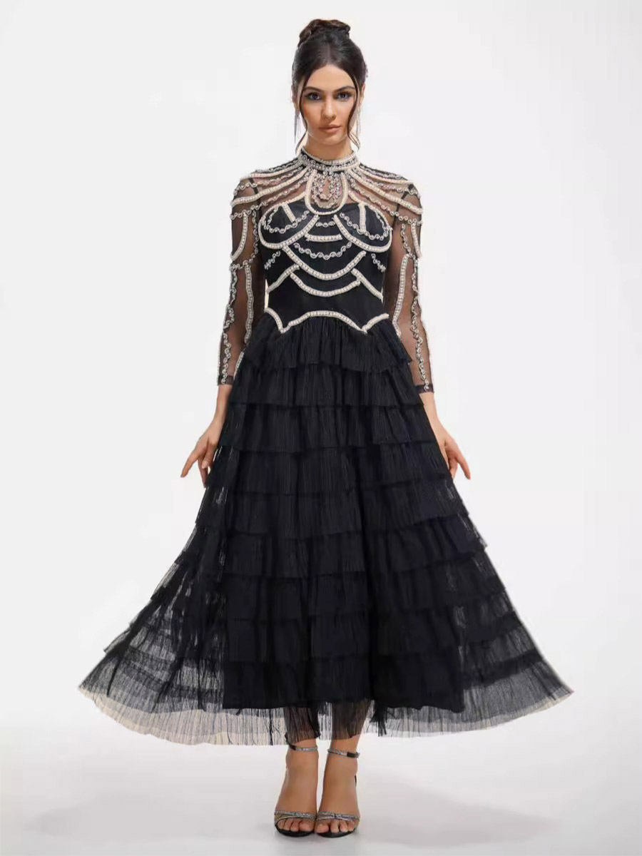 Robe de soirée longue rose à col montant manches longues perlées et manches évasées superposées style chic semi-formel