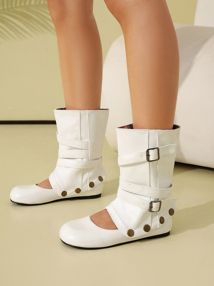 Bottines blanches plates à bout rond et boucle