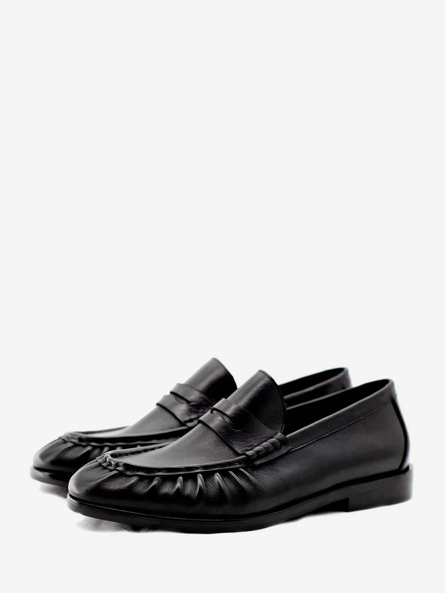Mocassins noirs à bout rond et froncés
