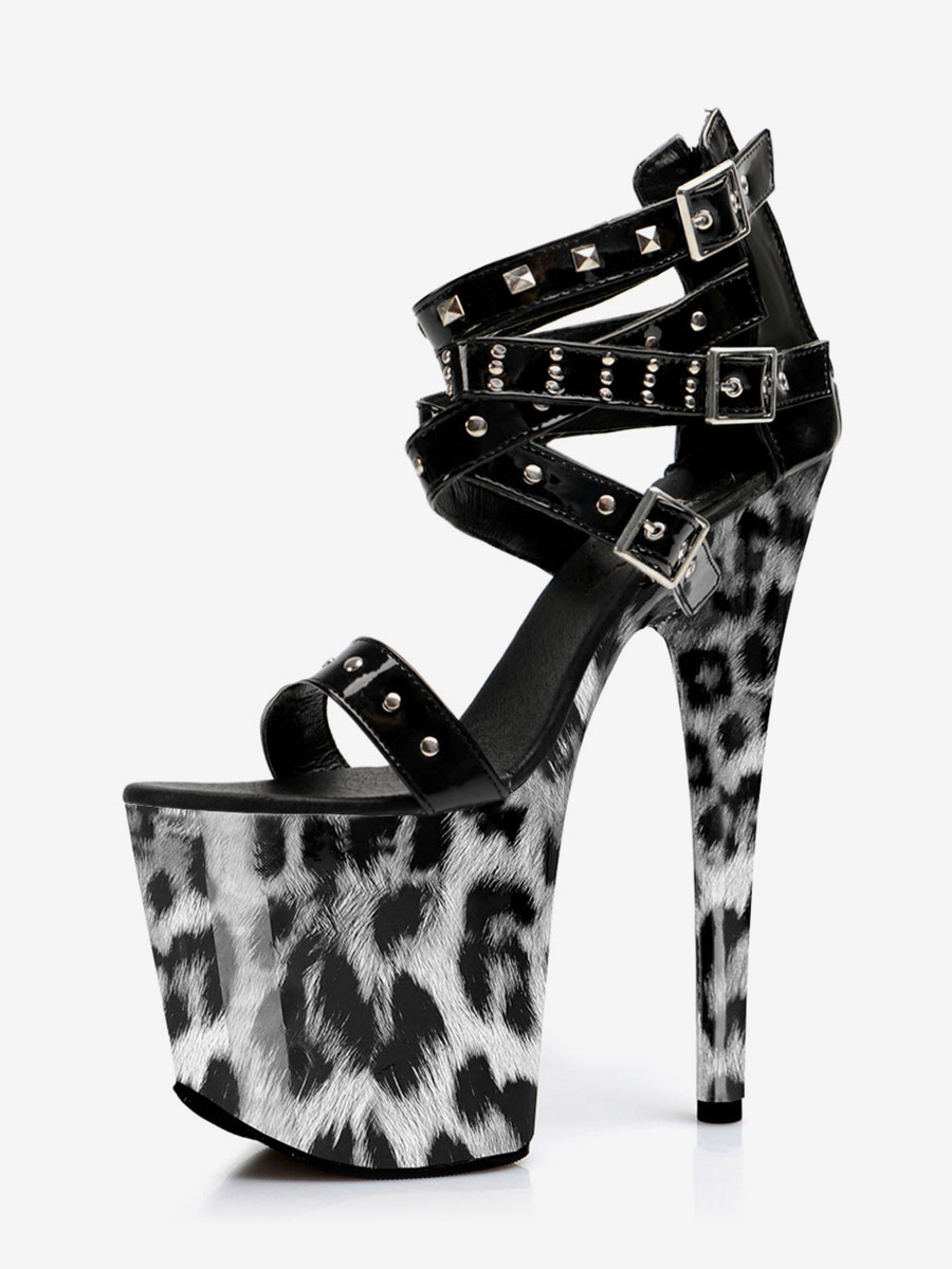 Sandales sexy à talons hauts croisés ornées de perles léopard et de détails à boucle perlée.